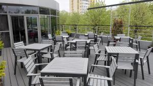 a row of tables and chairs on a patio at Hotel Nord in Ploieşti