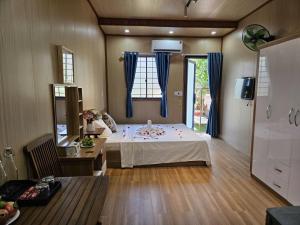 a room with a bed and a table and a window at Mai House Homestay - Long-term rental in Hoi An, Da Nang in Thanh Ðông (1)