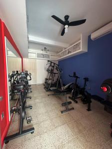 a gym with several exercise bikes and a ceiling fan at Hotel H Galería Club in Tuxtla Gutiérrez