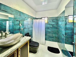a bathroom with a sink and a shower at Mi Refugio 3 in Río San Juan +12 photos