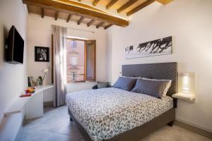 a bedroom with a bed and a window at B&B il Barbero in Siena