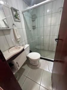 a bathroom with a shower and a toilet and a sink at Suite de Lane e Mu in Abraão