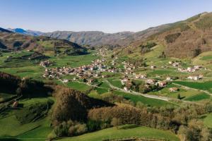 an aerial view of a village in the hills at Estudio con Rincón de Cortesía Pusantenea in Berástegui