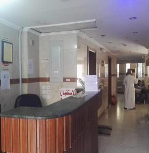 a bar in a hospital with two people standing around at فندق المرجان للخدمات الفندقية in Jarwal