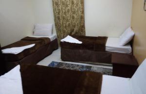 a room with two beds in a room at فندق المرجان للخدمات الفندقية in Jarwal