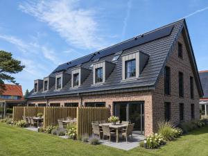 a house with a solar roof on top of it at Kiefernhuus 2 in Norderney