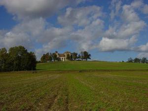 ein großes Feld mit einem Haus darauf in der Unterkunft studio, in Doue