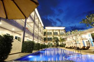 Bazén v ubytování The Malika Hotel - SHA Extra Plus nebo v jeho okolí