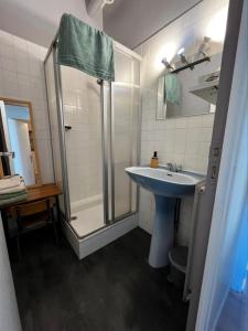 a bathroom with a sink and a shower at Guingamp studio with garden view in Guingamp