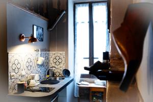 a kitchen with a sink and a window at Il Ciabattino di Ceva in Ceva