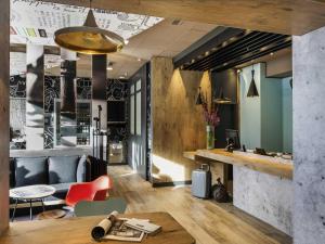 a dining room with a table and chairs at Ibis Hotel Köln Am Dom in Cologne