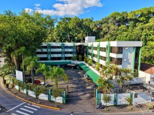 an overhead view of a building with a pool at Harbor Inn Jaraguá in Jaraguá do Sul