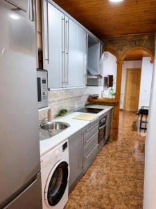 a kitchen with a sink and a washing machine at Cazorla Centro|Cómodo apartamento de 2 dormitorios in Cazorla
