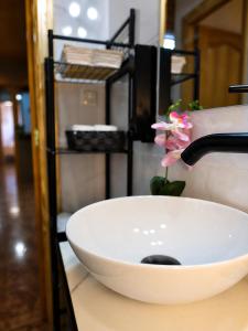 a sink with a faucet and a flower in it at Cazorla Centro|Cómodo apartamento de 2 dormitorios in Cazorla