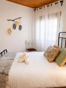 a bedroom with a bed with two stuffed animals on it at Cazorla Centro|Cómodo apartamento de 2 dormitorios in Cazorla