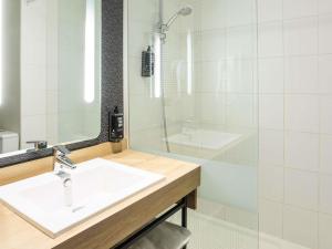 ein Badezimmer mit Waschbecken, Dusche und Badewanne in der Unterkunft Ibis Angoulême Nord in Champniers + 73 Fotos