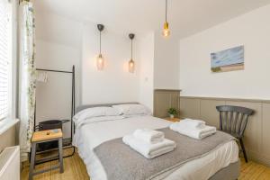 a bedroom with a bed with towels on it at 2 Bed in Holt oc-2231 in Holt