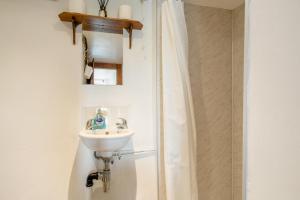 a bathroom with a sink and a shower at 3 Bed in Askrigg oc-ds926 in Askrigg +12 photos