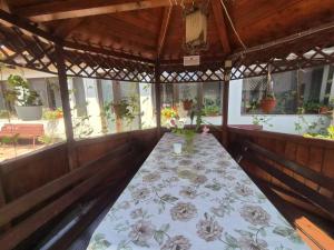 a long table in a room with flowers on it at Casa di Madi in 2 Mai