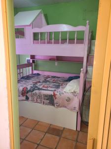 ein Schlafzimmer mit zwei Etagenbetten in einem Zimmer in der Unterkunft San Blas in Ypacarai