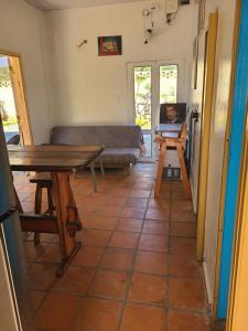 ein Wohnzimmer mit einem Tisch und einem Sofa in der Unterkunft San Blas in Ypacarai + 12 Fotos