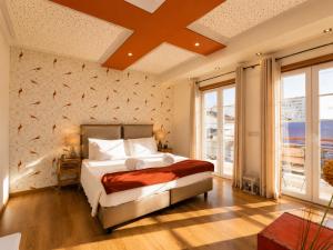 a bedroom with a large bed and a large window at Opus One Guest House in Faro +81 photos