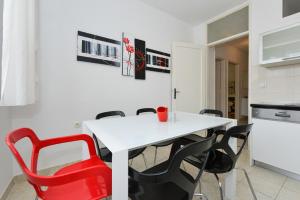Kuchyň nebo kuchyňský kout v ubytování Roman Forum Apartments
