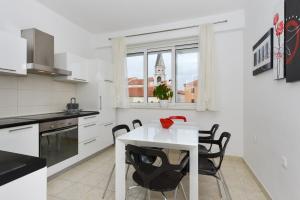 Kuchyň nebo kuchyňský kout v ubytování Roman Forum Apartments