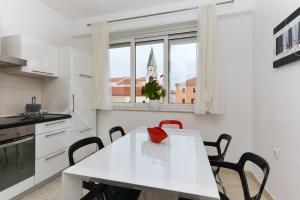 Kuchyň nebo kuchyňský kout v ubytování Roman Forum Apartments