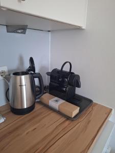 a kitchen counter with a tea pot and a tea kettle at Apartment im Stadtzentrum in Steyr
