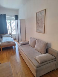 a living room with a couch and a table at Apartment im Stadtzentrum in Steyr