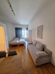 a living room with a couch and a bed at Apartment im Stadtzentrum in Steyr