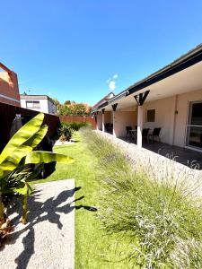 a yard with plants next to a building at Tutti Apartman in Balatonlelle