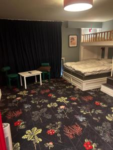 a bedroom with a bed and a table on a carpet at The Malt House Inn in Gothenburg