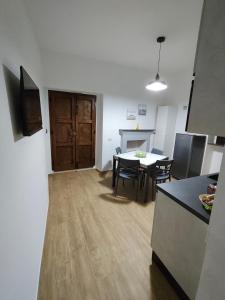 a kitchen and dining room with a table and chairs at Casa Engy in Rocca Imperiale