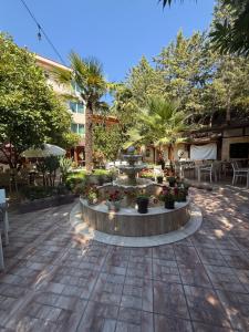 a fountain in the middle of a courtyard at Motel Eros in Sandanski