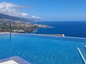 a large swimming pool with a view of the ocean at Villa OCEAN Infinity heated pool optional in Santa Úrsula