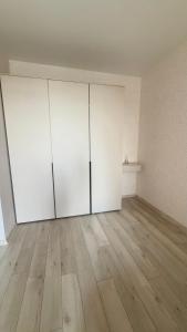 an empty room with white cabinets and a wooden floor at НОВИЙ ЖК ОДЕСЬКІ ТРАДИЦІЇ НА ГЛУШКО!є підземний паркінг! in Odesa