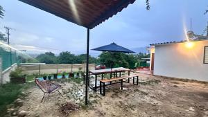 a patio with a table and an umbrella at Casa ie in Santa María Azompa