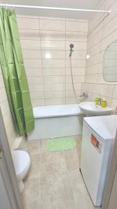 a bathroom with a toilet and a sink and a bath tub at НОВИЙ ЖК ОДЕСЬКІ ТРАДИЦІЇ НА ГЛУШКО!є підземний паркінг! in Odesa