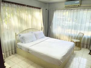 Llit o llits en una habitació de Dorkkhaiythonghotel 51 fotos més