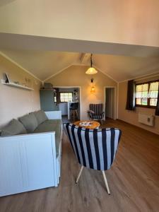 a living room with a couch and a table at Naturcamp Duvendiek Blockhäuschen in Niepars