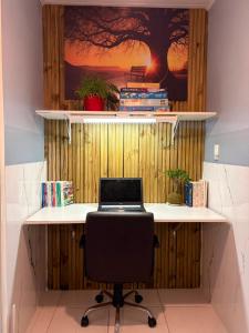an office with a desk with a laptop on it at Hidromassagem cromoterapia ar condicionado lareira in Imbé