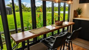 a screened in porch with a table and chairs at Guesthouse AngaLampoe in Lelydorp