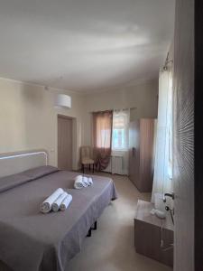 a bedroom with a bed with two towels on it at B&B La Terrazza in Mormanno