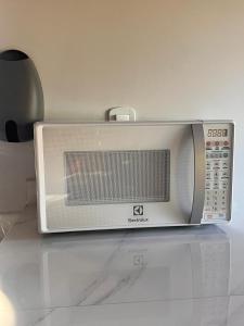 a microwave oven sitting on top of a counter at Chácara Orvalho da Chapada in Cavalcante