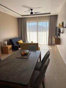 a living room with a dining table and a living room with a couch at Santa Cruz Condo in Santa Cruz Huatulco