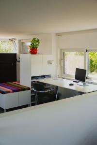 ein Büro mit einem Schreibtisch, auf dem ein Laptop steht in der Unterkunft Woonboot Adonia in Turnhout