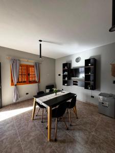 a dining room with a table and some chairs at Alojamiento Pasaje Montes in Cruz del Eje