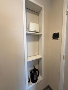 a cupboard with a toaster and a tea kettle at Torre Alberti Apartments in Mar del Plata